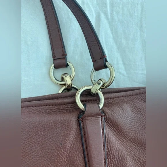 Beautiful Pebbled Leather Coach bag with Gold Details: - Picture 6 of 15